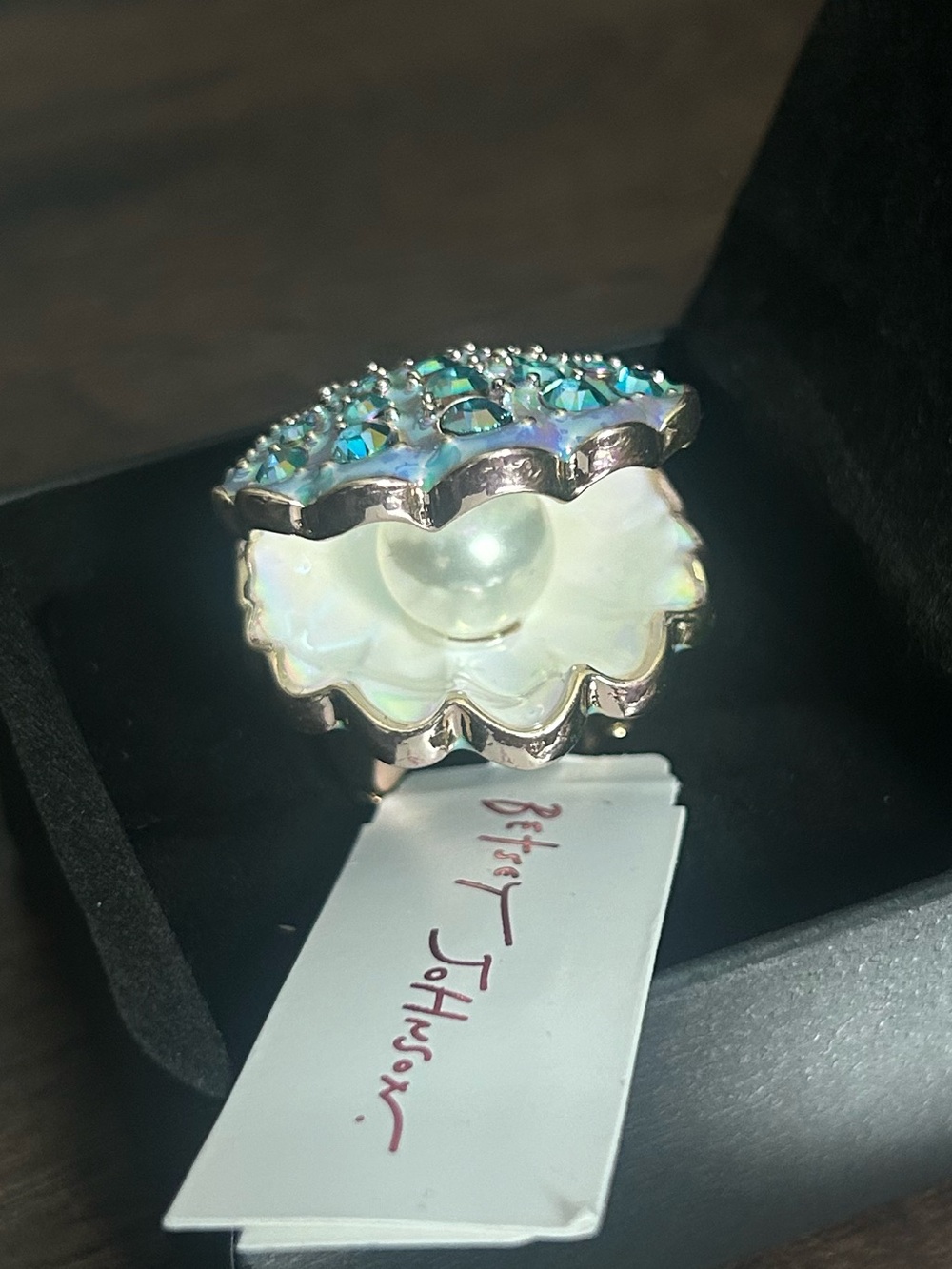 BETSEY JOHNSON IRIDESCENT SCALLOPED SEA SHELL STRETCH RING WITH PEARL.
